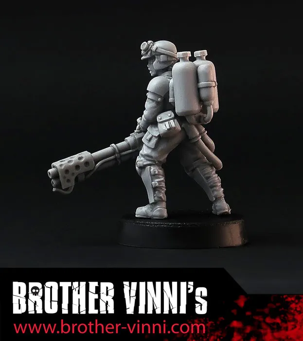 BROTHER VINNI Female Special Weapon Flamethrower figurine 28 mm résine