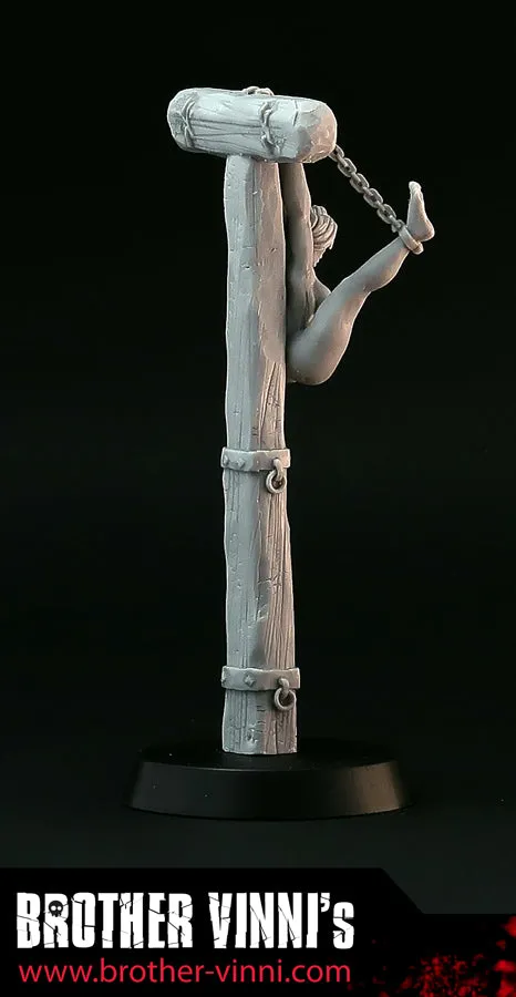 Brother Vinni Naked Woman in bondage figurine 28 mm résine