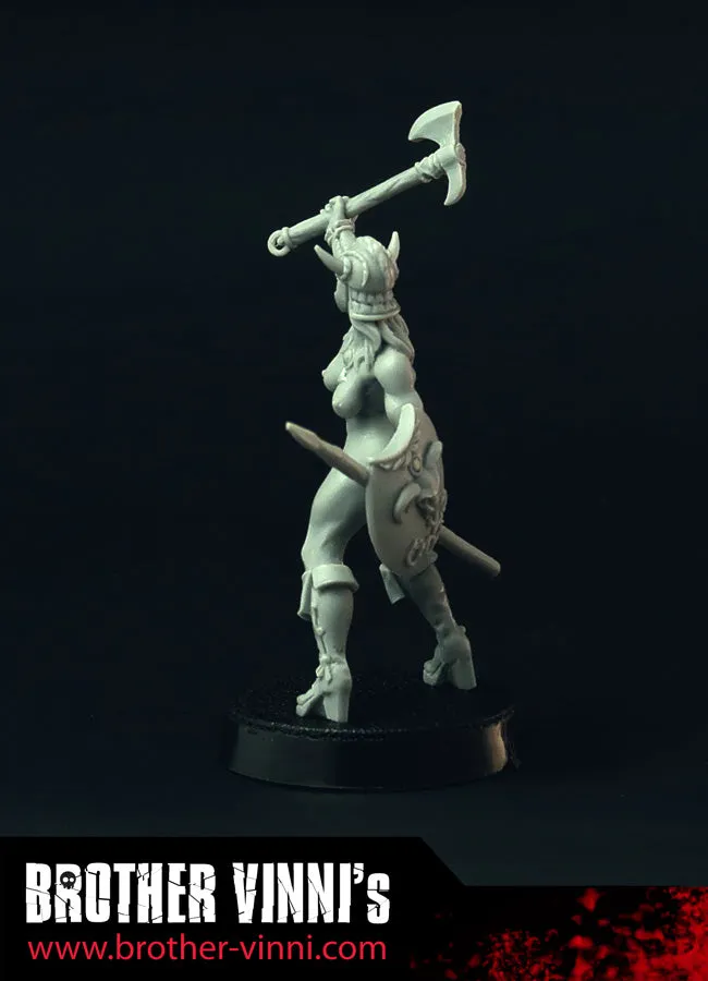 Brother Vinni Female Barbarian miniature résine 28mm amazone