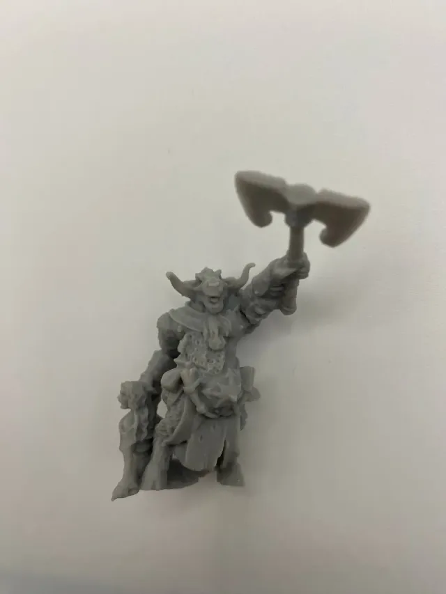 Epic Forge Chef Guerrier Homme-Bête figurine résine hache