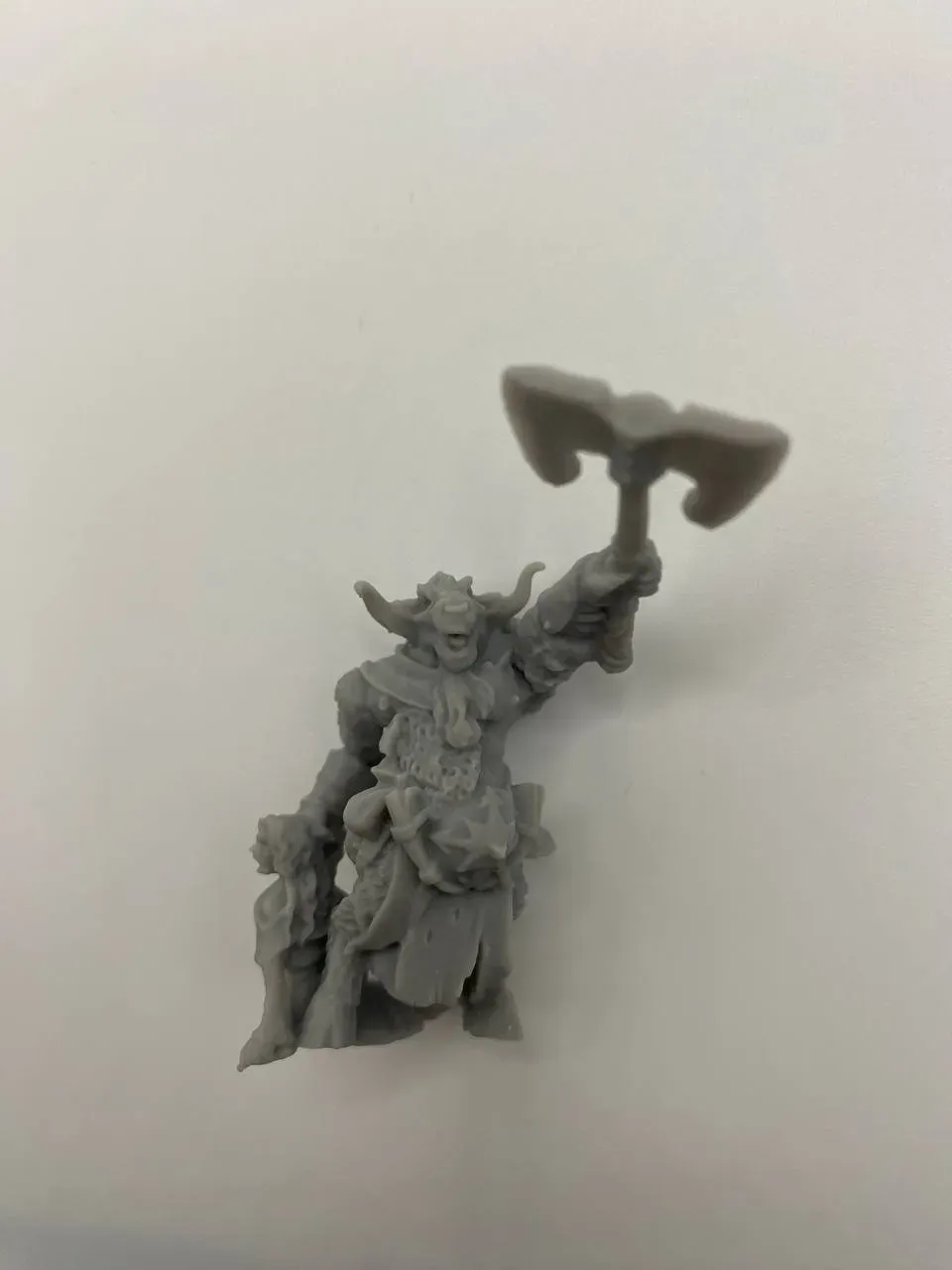 Epic Forge Chef Guerrier Homme-Bête figurine résine hache