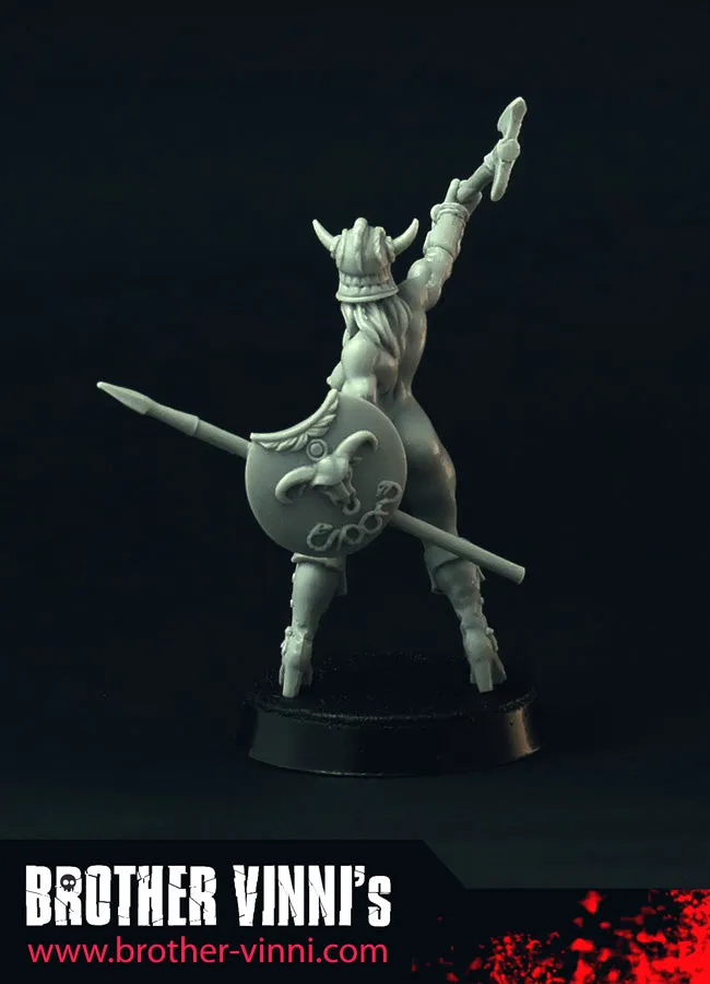 Brother Vinni Female Barbarian miniature résine 28mm amazone