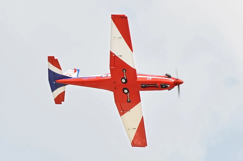 Black Horse PC-9 BH76 1840mm avion RC ARF 20cc train rentrant