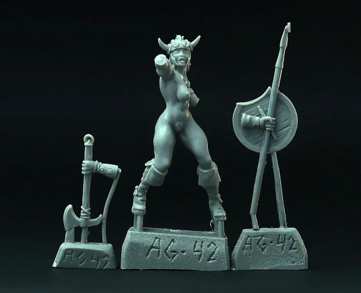 Brother Vinni Female Barbarian miniature résine 28mm amazone