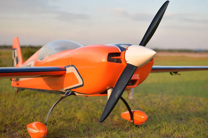 Black Horse Model BH197 Extra NG avion RC ARF 2667 mm