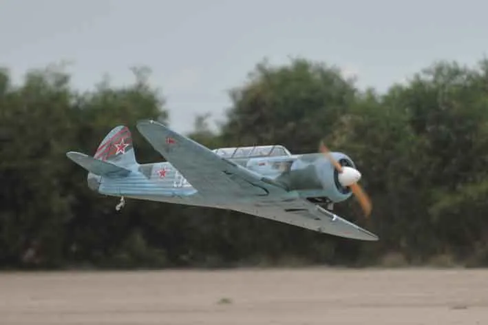 Black Horse Model BH187 Yak 11 avion RC 2350mm 60cc