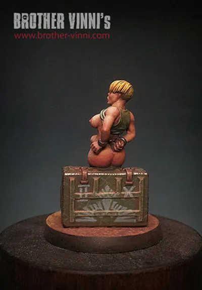 Brother Vinni Female Captive figurine 28mm résine sci-fi