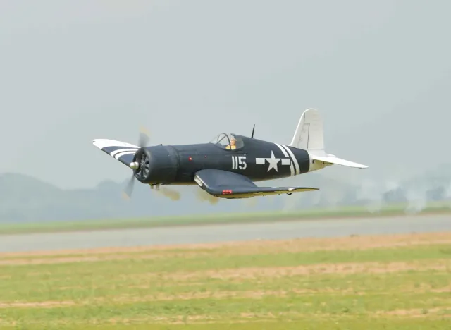 Black Horse Model BH64 Corsair avion RC 2280mm train électrique