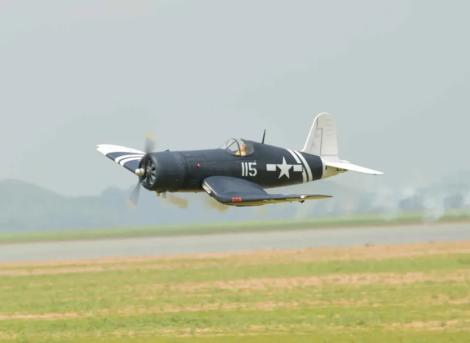 Black Horse Model BH64 Corsair avion RC 2280mm train électrique