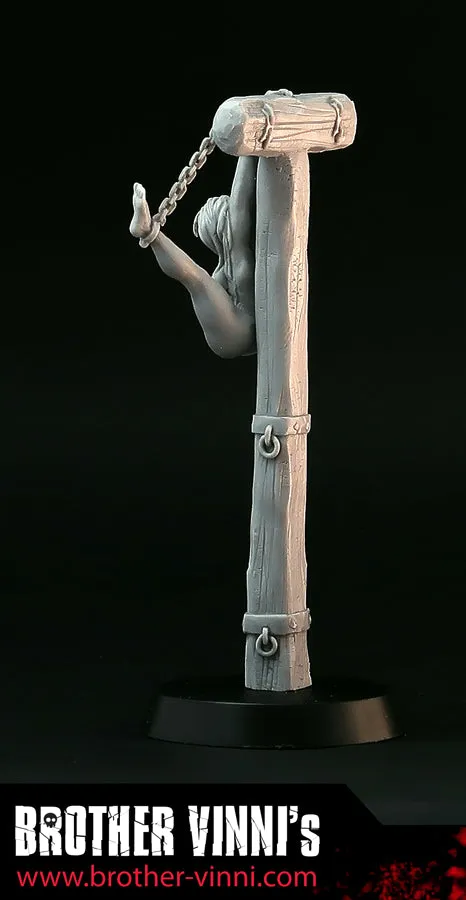 Brother Vinni Naked Woman in bondage figurine 28 mm résine