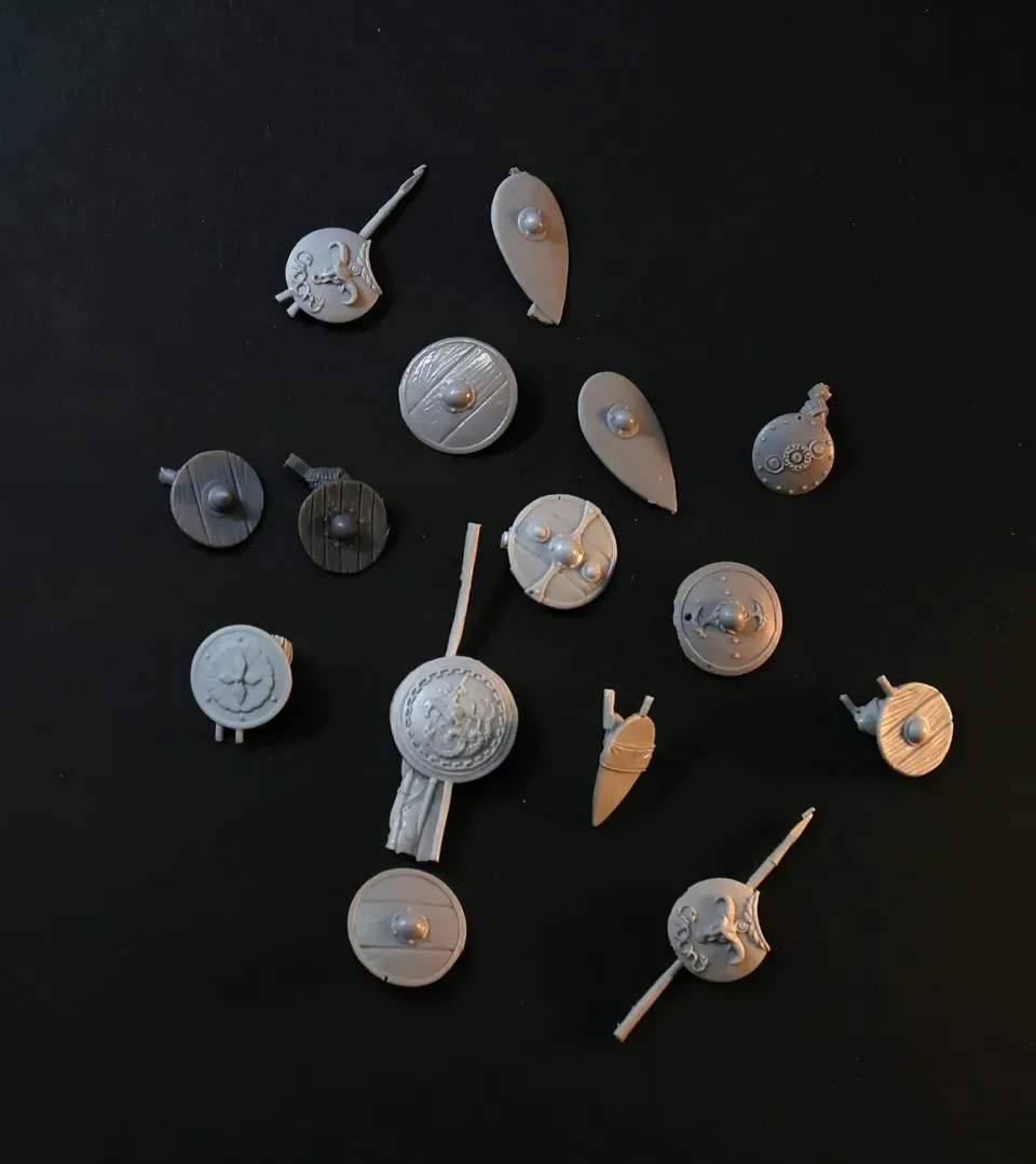 Brother Vinni Misc Medieval Shields bits 28 mm lot 15
