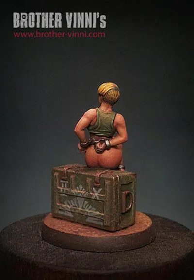 Brother Vinni Female Captive figurine 28mm résine sci-fi