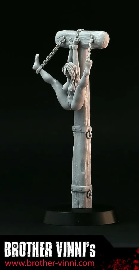Brother Vinni Naked Woman in bondage figurine 28 mm résine