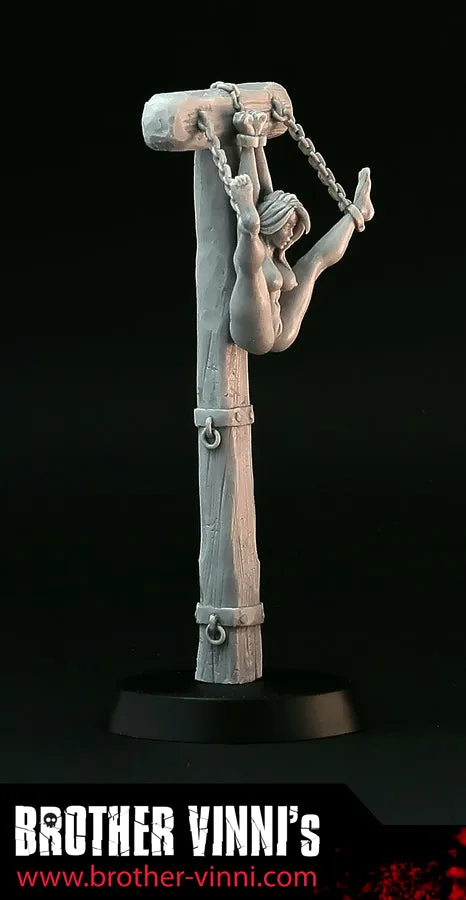 Brother Vinni Naked Woman in bondage figurine 28 mm résine