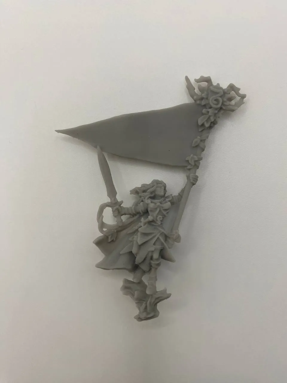 Epic Forge Porte-Étendard Elfe figurine fantasy à peindre