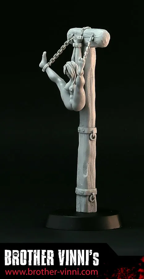 Brother Vinni Naked Woman in bondage figurine 28 mm résine