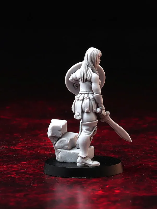 Brother Vinni Queen of Battles figurine résine 28mm guerrière