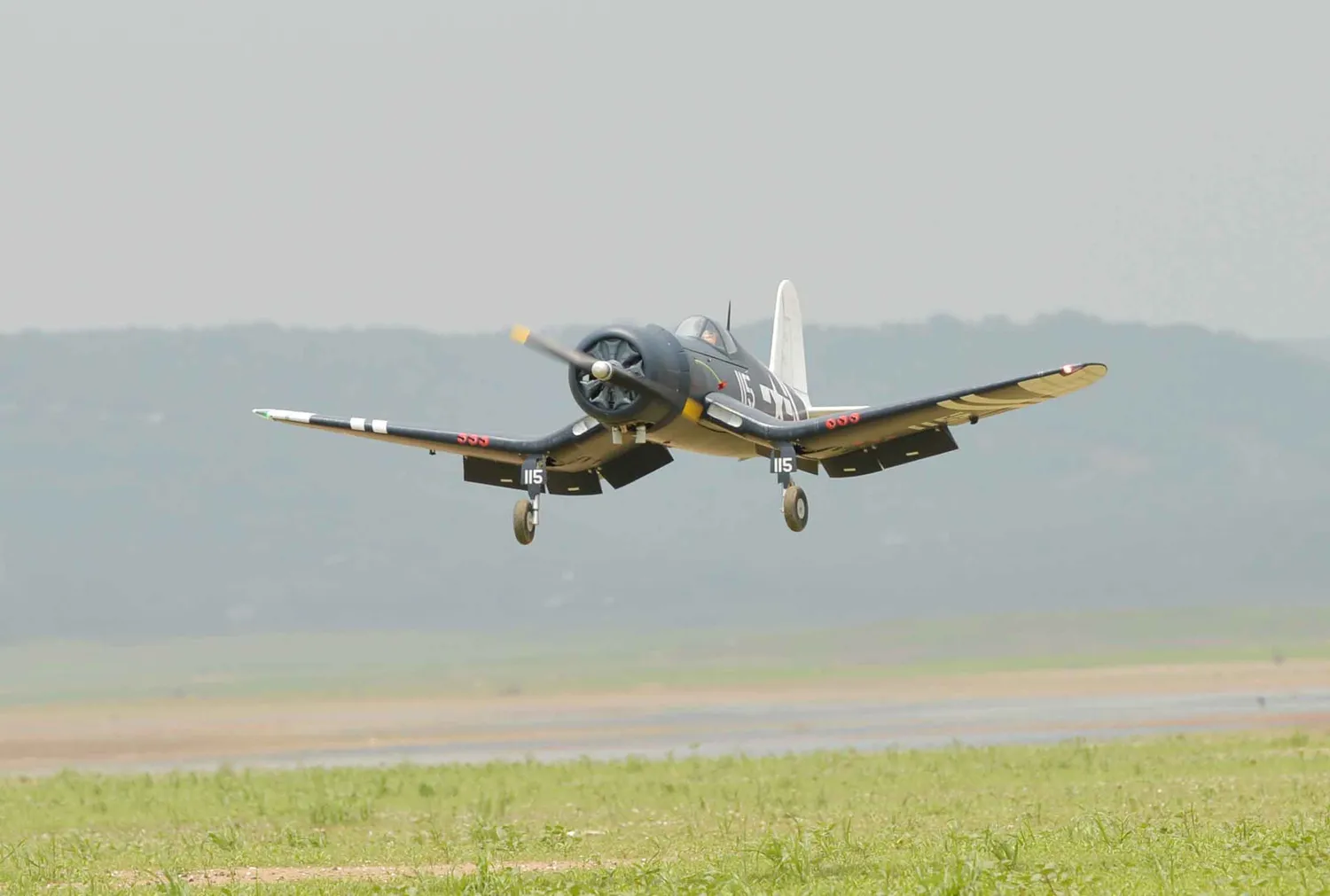 Black Horse Model BH64 Corsair avion RC 2280mm train électrique
