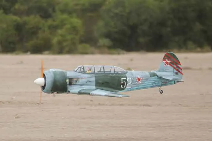 Black Horse Model BH187 Yak 11 avion RC 2350mm 60cc