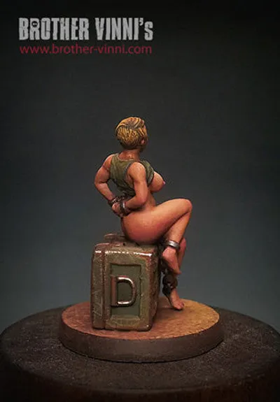 Brother Vinni Female Captive figurine 28mm résine sci-fi