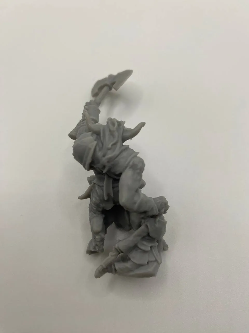 Epic Forge Chef Guerrier Homme-Bête figurine résine hache