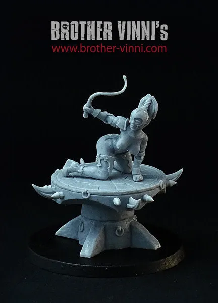 Brother Vinni Table of Whipping décor résine donjon