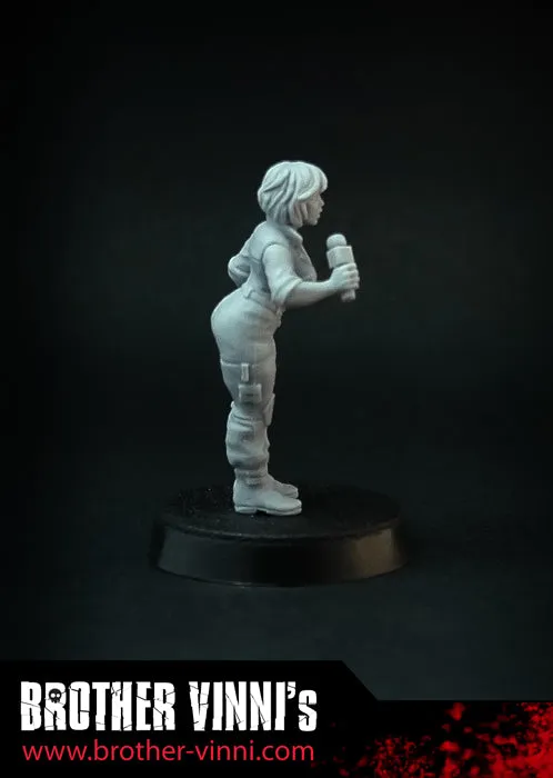 Brother Vinni Female Reporter figurine 28mm résine moderne