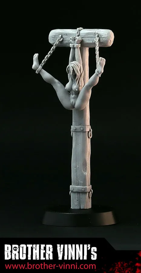 Brother Vinni Naked Woman in bondage figurine 28 mm résine