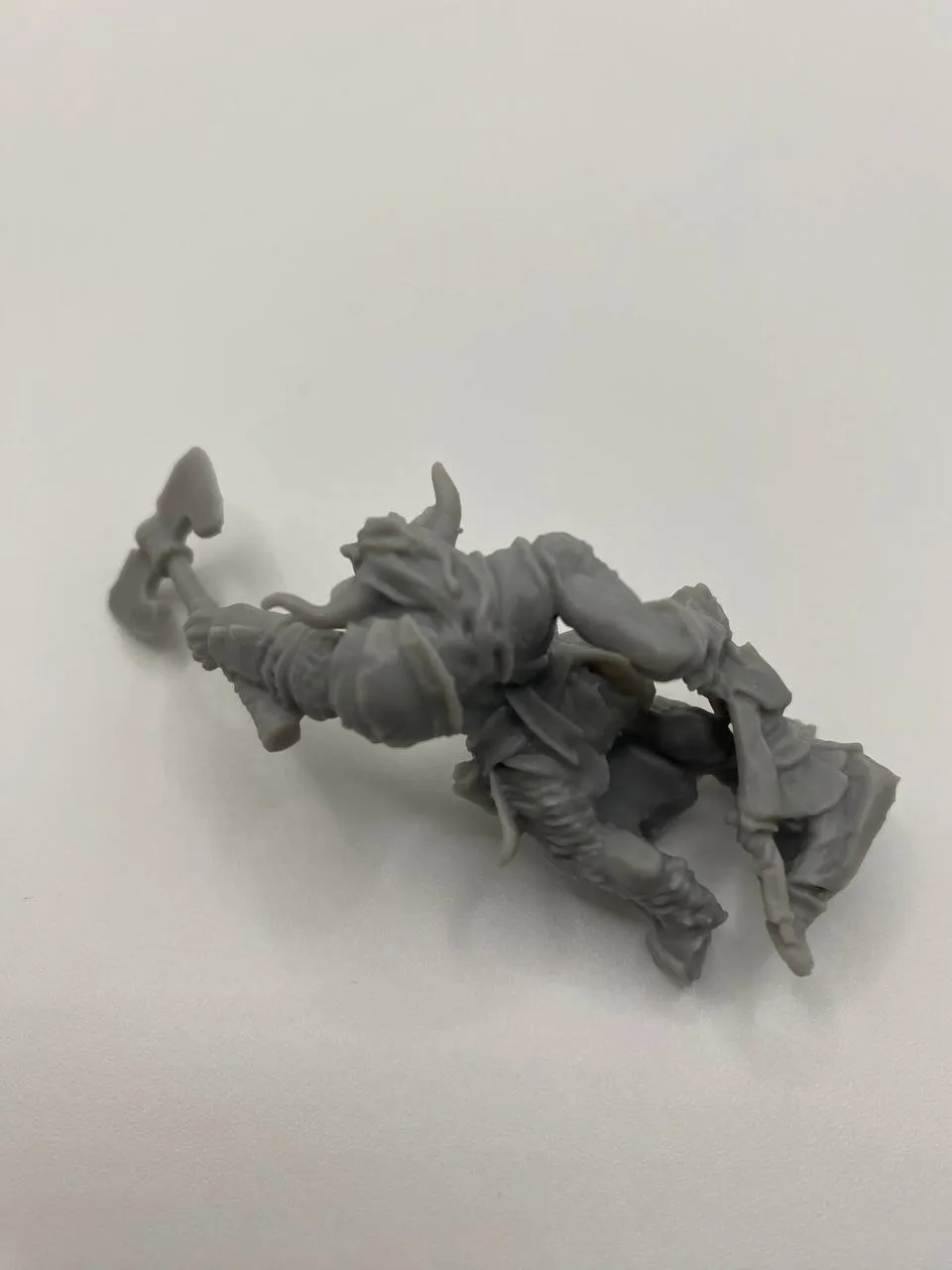 Epic Forge Chef Guerrier Homme-Bête figurine résine hache
