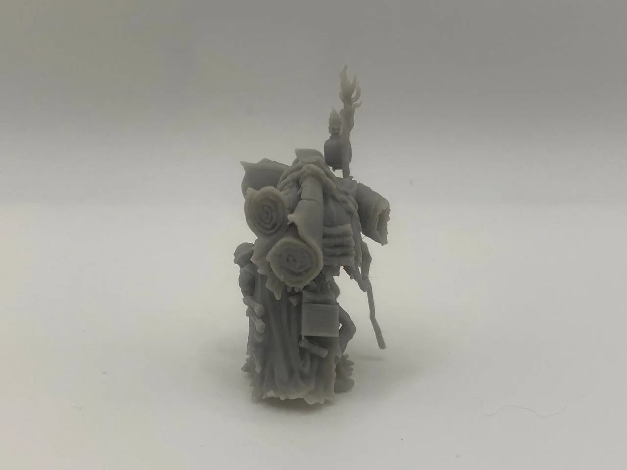 Epic Forge Vagabond du Crépuscule figurine lanterne