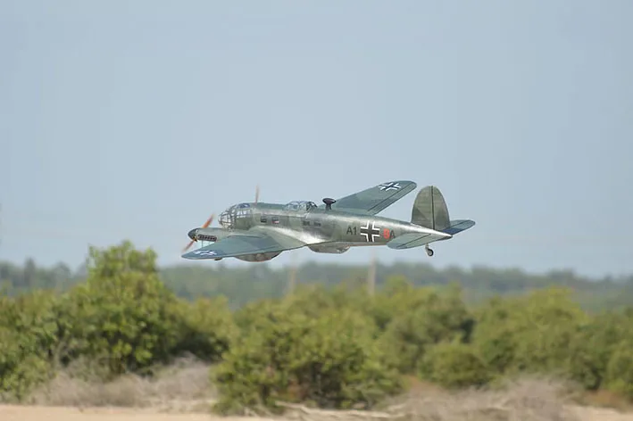 Black Horse BH184 Heinkel He 111 avion RC 2500mm bimoteur
