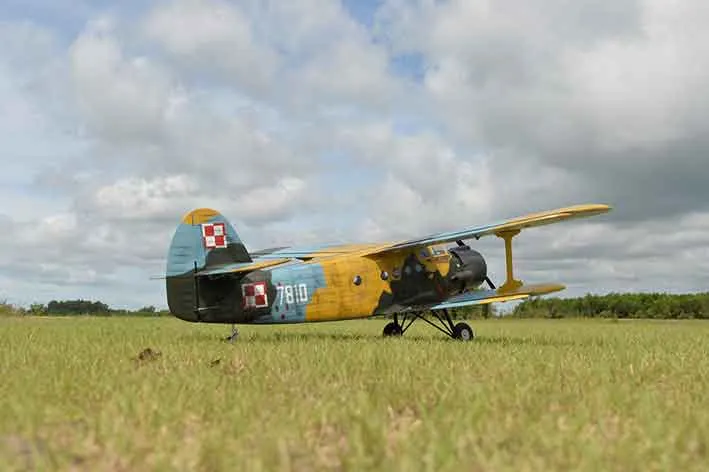 Black Horse BH186 Antonov An-2 avion RC ARF 2425 mm essence