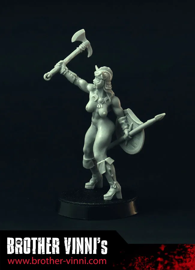 Brother Vinni Female Barbarian miniature résine 28mm amazone