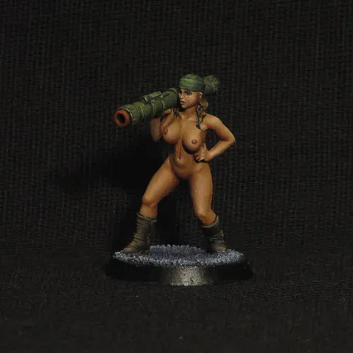 BROTHER VINNI Female Soldier figurine résine 28 mm lance-grenades